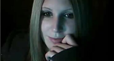 സുന്ദരിയായ കണ്ണുകളുള്ള നഗ്നത അവളുടെ പങ്കാളിക്ക് ബ്ളോഗ് നൽകുന്നു