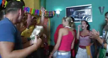 പക്വതയുള്ള ലാറ്റിന സ്റ്റോക്കിംഗിൽ ഒരു കാമുകൻ ലൈംഗികതയ്ക്ക് ഒരു വലിയ കോഴി