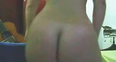 ലാറ്റിനോകൾ വലിയ കഴുതകൾ നടുവിൽ ഒരു ഔട്ട്ഡോർ ഗാംഗ്ബാങ്ങ്