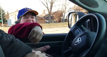 പക്വതയുള്ള റഷ്യൻ പെൺകുട്ടി നാണമില്ലാതെ തന്റെ കാമുകന് കഴുത കീഴടങ്ങുന്നു