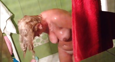 റഷ്യൻ സുന്ദരി ആവിഷ്കരിക്കുന്നു വിരലുകൾ സമനിരപ്പുണ്ടാക്കുക തിഇബ് മുന്നിൽ