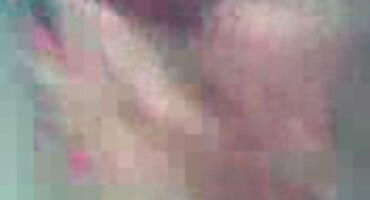 ഒരു അത്ലറ്റുമായി പരുക്കൻ ലൈംഗിക ശേഷം, ഒരു യുവതി കം തിന്നുന്നു