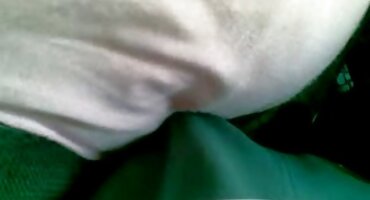 കാമുകൻ കണ്ണാടിയിൽ അഭിനന്ദിക്കുന്നു അവന്റെ കാമുകി അവനെ ഒരു ബ്ളോഗ്, കാമുകി നൽകുന്നു