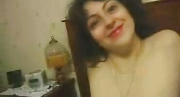 കോയിഡ് അവളുടെ വസ്ത്രം അഴിച്ചു അവളുടെ യോനിയെ ഓൺലൈനിൽ പരിപാലിക്കാൻ തുടങ്ങി