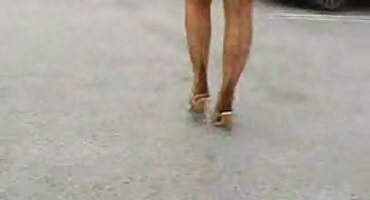 പ്രായമായ സ്ത്രീ കാസ്റ്റിംഗിൽ വസ്ത്രം ധരിച്ച് അവളുടെ വായിൽ നിന്ന് കോഴിയെ അടിച്ചു