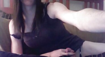 ക്വാറന്റൈൻ സമയത്ത്, ബസ്റ്റി സ്റ്റെപ്സിസ്റ്റർ സഹോദരന്റെ ഹാർഡ് കോക്ക് സേവിക്കുന്നു