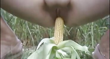 ആൺകുട്ടികൾ യുവ റഷ്യൻ സ്ത്രീ കഴുതയിൽ കോക്സുകൾ നേടുക