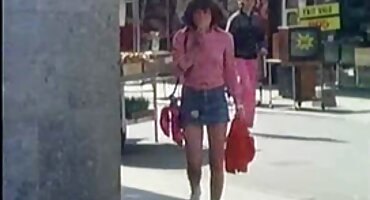 ഒരു അമച്വർ ക്യാമറയ്ക്ക് മുന്നിൽ പോസ് ചെയ്യുന്ന അടിവസ്ത്രത്തിൽ യുവ സുന്ദരി