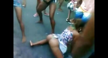 കിടപ്പുമുറിയിൽ ഒരു ലൈംഗിക ഷോ ആരംഭിക്കുന്ന മനോഹരമായ വെളുത്തുള്ളിയുടെ പ്രഭാതം