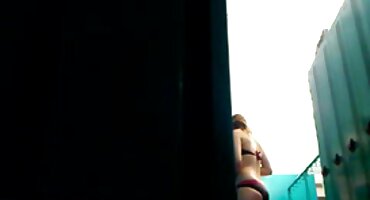 ഒരു വിശാലമായ കിടക്കയിൽ ഗംഭീരമായ പെൺകുട്ടി ഹാർഡ്