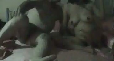 ബക്സോം ലാറ്റിന സുഗമമായ പുസിയിൽ വിരലുകൾ എറിഞ്ഞു സൂര്യനിൽ സുന്ബഥിന്ഗ്