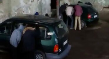 റഷ്യയിൽ നിന്നുള്ള ആഷ്-ബ്ലാൻഡ് നടി എലീന പ്ലംബ് ഒരു പിക്ക്അപ്പ് വഴി നശിപ്പിച്ചു