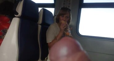 മുത്തച്ഛനും അനന്തരവനും കാട്ടിൽ വൃത്തികെട്ട ലൈംഗികബന്ധം നടത്തുന്നു, സുഹൃത്തിന്റെ മുന്നിൽ