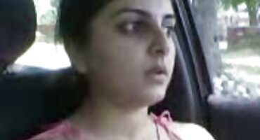 പക്വതയുള്ള സ്ത്രീ ഒരു കറുത്ത മനുഷ്യനെ കണ്ടുമുട്ടുന്നു, അവനെ ഏകദേശം നൽകുന്നു