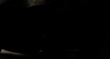 യുവ മസാജ് ക്ലയന്റിന്റെ കോഴിയെക്കുറിച്ച് വികാരാധീനനായി, സ്വയം അവനു നൽകി