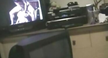 വെളുത്ത സ്റ്റോക്കിംഗിൽ സ്വഭാവസവിശേഷതകളുള്ള നഗ്നതയ്ക്കായി കൈകൊണ്ട് പരുക്കൻ അനലോഗ്