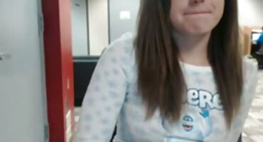 പെൺകുട്ടി ഇരുട്ടിൽ ഒരു വീട്ടിൽ ബ്ളോഗ് ചെയ്യുന്നു