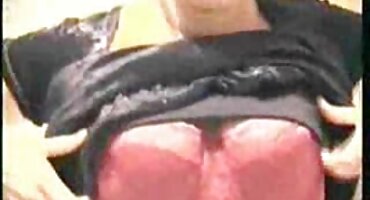 കണ്ണാടി ഇരുണ്ട മുടിയുള്ള പോർക്കെഡ് ക്ലീൻ ഷേവ് ചെയ്ത കൂച്ചി