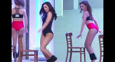 ബസ്റ്റി പെൺകുട്ടി കാസ്റ്റിംഗിൽ മൂന്ന് പുരുഷന്മാർക്ക് കഴുത കൊടുത്തു