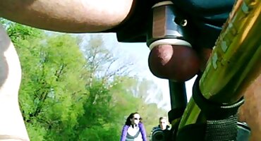 മൂന്ന് യുവ പ്രലോഭനങ്ങൾ ഒരു ആൺകുട്ടിയുടെ കോഴിയെ വലിച്ചെറിയുകയും അത്യാഗ്രഹത്തോടെ ഫക്ക് ചെയ്യുകയും ചെയ്യുന്നു