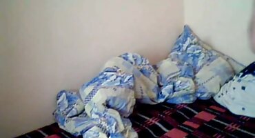 പ്രതിഭാശാലിയായ പിഞ്ചിംഗ് ക്യാം ന് കോഴി മുലയൂട്ടുന്ന കഴിവുകൾ പ്രകടിപ്പിച്ചു