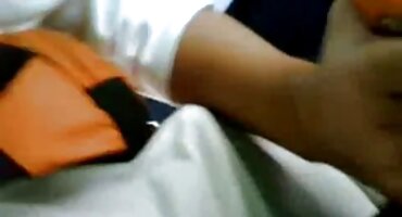 ജാപ്പനീസ് കോക്വെറ്റ് അവളുടെ വെളുത്ത പാന്റീസ് അഴിച്ച് കാമുകന് കീഴടങ്ങുന്നു