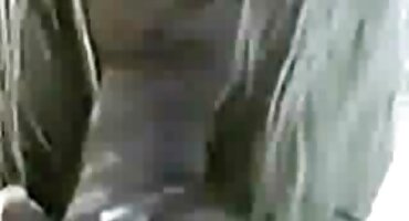 അവളുടെ ഗ്ലാസുകളുടെ അതിശയകരമായ അനലോഗ് കാഴ്ച കൊണ്ട് സ്ലട്ട് കാഴ്ചക്കാരെ വിഡ്ഢികളാക്കുന്നു