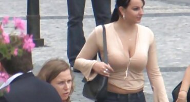 ചുരുണ്ട മെക്സിക്കൻ ഭാര്യ ഒരു രുചികരമായ ഗ്രൂപ്പ് സെക്സ് ക്രമീകരിച്ചു