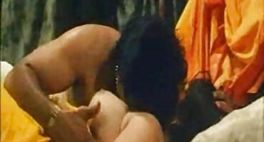 മുഖംമൂടി മാസ്റ്റർ ഏകദേശം എല്ലാ ദ്വാരങ്ങളിലും ഒരു റെഡ്ഹെഡ് അടിമ