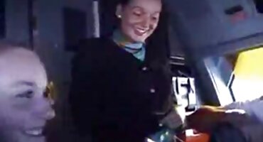 ടാറ്റൂ അയൽക്കാരൻ പരുക്കൻ കിടക്കയിൽ നഗ്നനായി, ലാറ്റിന സെലക്ഷൻ