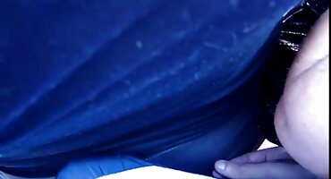 ഒരു യുവ സുന്ദരിയുമായി ലവ് മേക്കിംഗ് ഒരു അക്രമാസക്തമായ കൂട്ടിച്ചേർക്കലോടെ അവസാനിച്ചു