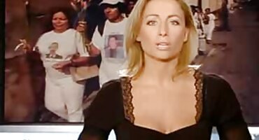 പ്രായമായ സ്ത്രീയെ സ്യൂട്ടിലെ പ്രത്യേക ദ്വാരത്തിലൂടെ ആൺകുട്ടിക്ക് നൽകുന്നു