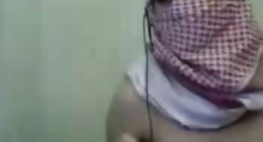 വീട്ടുമുറ്റത്ത്, ഒരു വിദ്യാർത്ഥി ഒരു പെൺകുട്ടിയുടെ വായിലേക്കും പുസിയിലേക്കും ഒരു കോഴിയെ ഓടിച്ചു