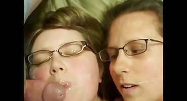 യുവ സുന്ദരി ഒരു കൈകൊണ്ട് ആവേശത്തിലാണ് ഫക്ക് ആഗ്രഹിക്കുന്നു