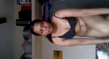 കിടക്കയിൽ വിരലുകളും വൈബ്രേറ്ററും ഉപയോഗിച്ച് യുവതി കഴുതയെ ഇഷ്ടപ്പെടുന്നു