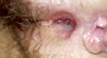 നടപടിക്രമം ശേഷം, മസാജ് യുവതി മുഖത്ത് ഒരു കംഷോട്ട് കൊടുത്തു