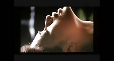 അശ്ലീല കാസ്റ്റിംഗിൽ, ഗ്ലാസ് ധരിച്ച ഒരു പെൺകുട്ടി സ്വയം നിരാശനായ വശത്ത് കാണിച്ചു