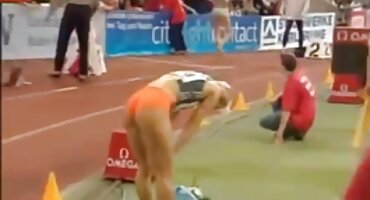 പക്വതയാർന്ന യുവതി വലിയ മുലകൾക്കിടയിൽ