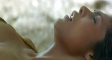 അമ്മ തന്റെ മകനെ ഒരു ബ്ളോഗുമായി ഉണർത്തി, ആകാംക്ഷയോടെ കട്ടിലിൽ കീഴടങ്ങി