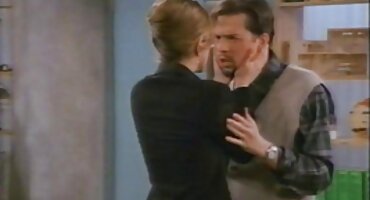 റെഡ്ഹെഡ് പെൺകുട്ടി ധീരമായി മനുഷ്യൻ ഒരു അവിശ്വസനീയമായ സന്തോഷം നൽകുന്നു