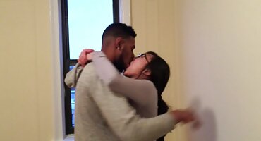 ഗർഭിണിയായ പെൺകുട്ടി ഒരു മസാജ് നൽകുന്നു