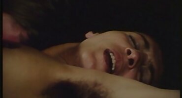 ആധിപത്യം വെളുത്തുള്ളിയുടെ പൂറിനെ എണ്ണയിട്ട് യോനിയിലേക്ക് തുമ്പ് ചേർത്തു