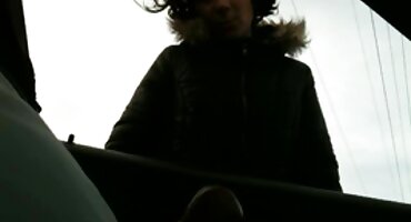 സ്കിൻ ബിയോണ്ട ബ്ലോണ്ടിന് പോർച്ചിൽ ഒരു ലൈംഗിക നഗ്നമായ കഴുത നൃത്തം ഉണ്ട്