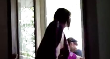 നീണ്ട കാലുള്ള പെൺകുട്ടി ഒരു അശ്ലീല കാസ്റ്റിംഗിൽ ഡോഗി സ്റ്റൈൽ നിൽക്കുന്നു