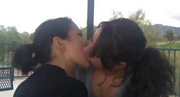 പഫ്ഫി മുലക്കണ്ണുകളിൽ വാക്വം സക്കറുകളിൽ നിന്നുള്ള അച്യുതാനന്ദൻ സ്ത്രീ കാമുകി