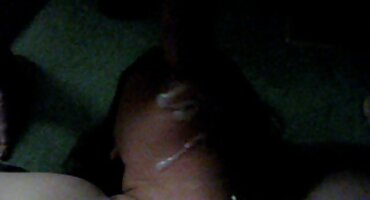 സ്നേഹനിധിയായ കാമുകി അവളുടെ കൈകൾ കെട്ടി ഒരു ആൺകുട്ടിയുടെ കോഴിയെ കുടുക്കുന്നു