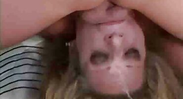 ഒരു പെൺകുട്ടി നഗ്നതക്കാവും രണ്ടാം കാണിക്കുന്നു ചെറിയ ടിറ്റുകൾ