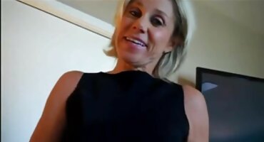 ഒരു സ്ത്രീ റിയൽറ്റർ ഒരു പിക്കപ്പ് ട്രക്കിൽ നിന്ന് പണം വാങ്ങി തറയിൽ കാൻസർ ബാധിച്ച് മരിച്ചു