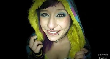 അടുക്കളയിൽ ഒരു പെൺകുട്ടിയെ പീഡിപ്പിക്കുന്നത് ഒരു ഭ്രാന്തൻ അനലോഗ് ഉപയോഗിച്ച് അവസാനിച്ചു