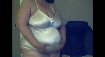 പെൺകുട്ടി ഫിഷ്നെറ്റ് പാന്റിഹോസ് ആസ്വദിക്കുന്നു, ഒപ്പം വൈബ്രേറ്ററുമായി കളിക്കുന്നു